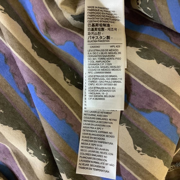 Levi's Red Tab Men’s Mountain Print Tee-Shirt Size Medium NWT - Picture 10 of 14